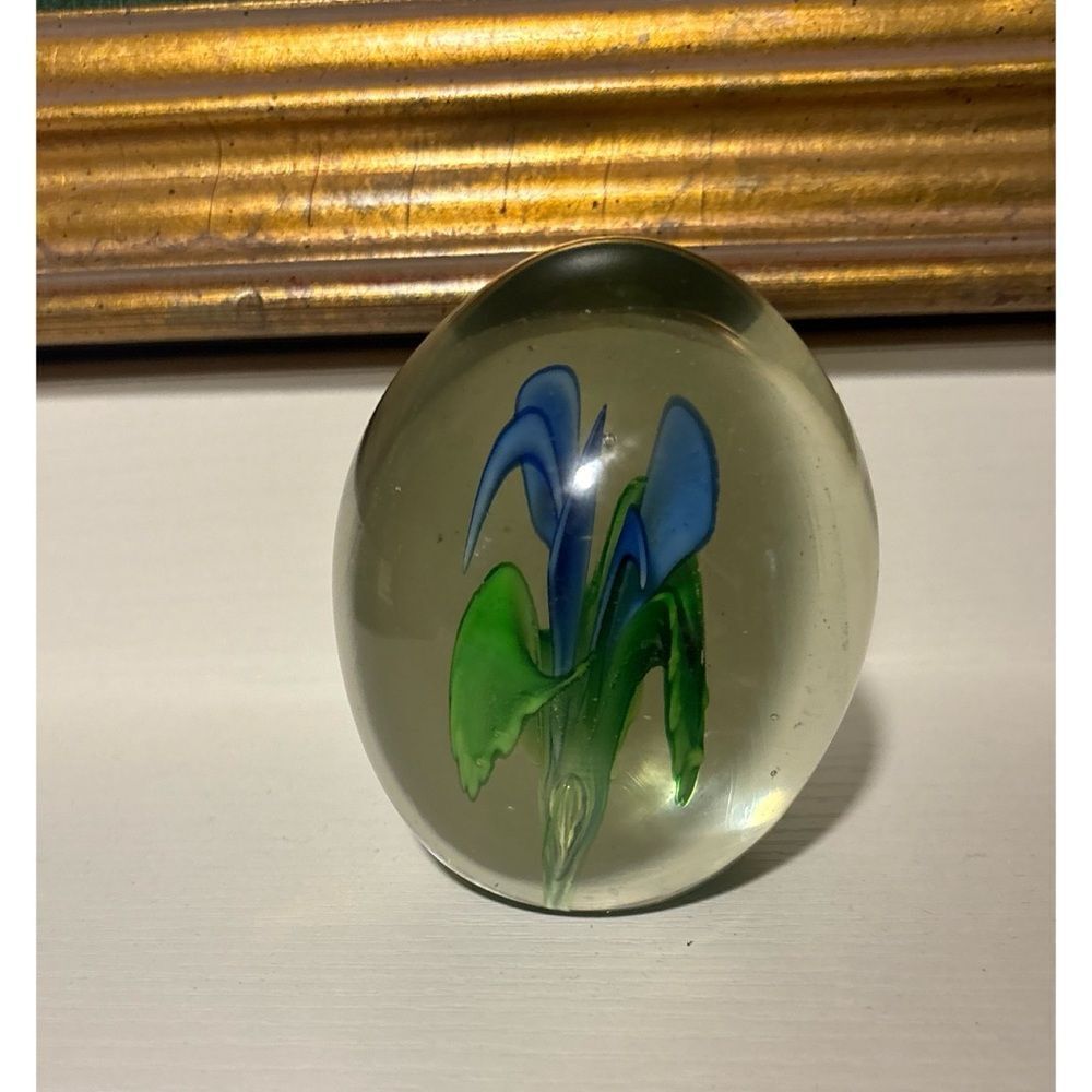Vintage Dynasty Gallery Heirloom Collectibles Glass Paperweight